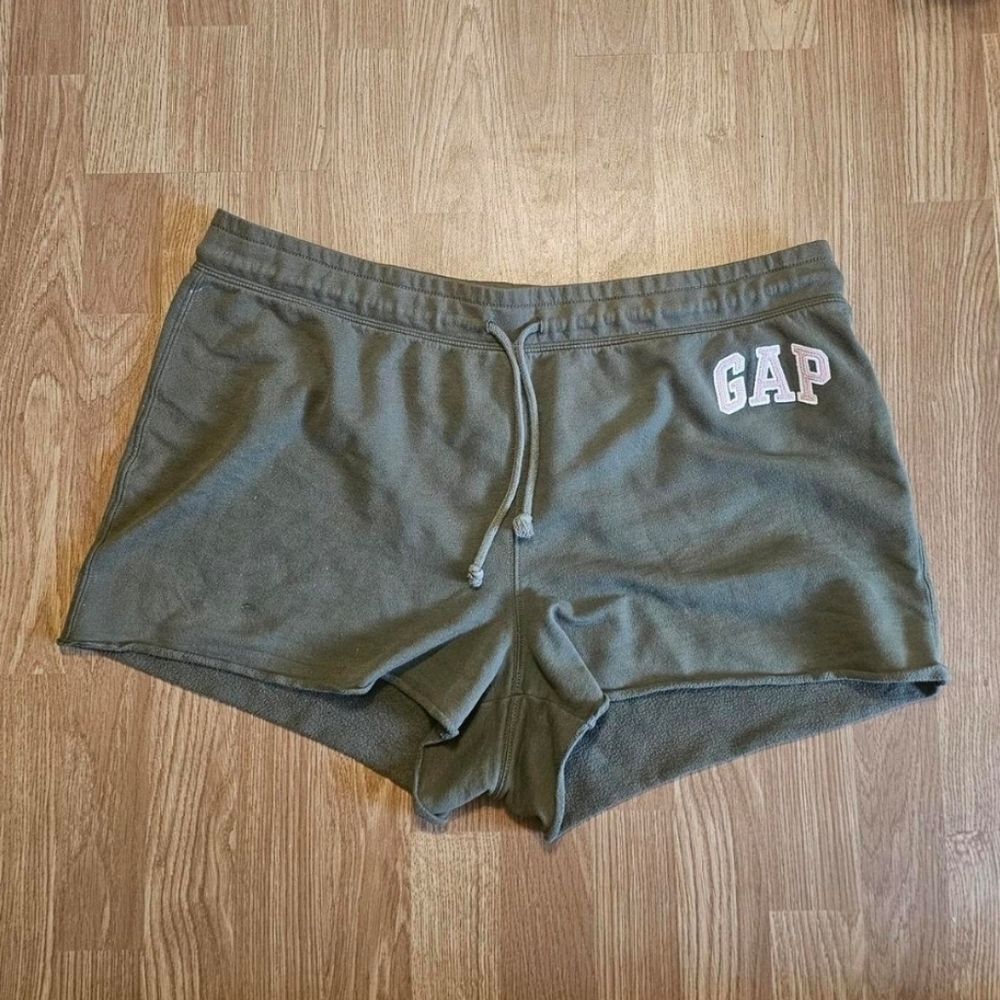 GAP Women's Olive Shorts Size XL